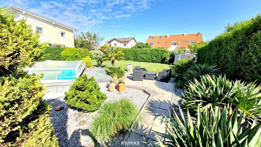 PALMEN, POOL und BARBEQUE