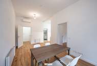 Sanierter Altbau mit modernem Neubau