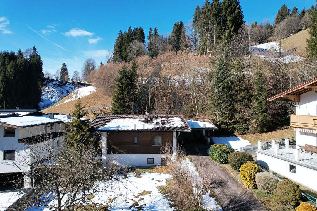 Altbestand auf großem Grundstück in Hanglage