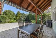 Großzügiges Familiendomizil mit uneinsichtigem Garten, Hallenbad, Sauna und Garage für 2 PKW