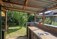 LIEBEVOLLES LANDHAUS FÜR ZWEI PERSONEN IN GRÜNLAGE MIT GESCHLOSSENEM, ABSOLUT UNEINSEHBAREM INNENHOF UND HERRLICHEM GARTEN SAMT GRILLPLATZ UND NEBENGEBÄUDEN