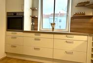 Helle, teilmöblierte Eigentumswohnung mit sonnigem Balkon und Tiefgaragenparkplatz.