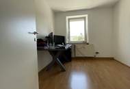 Stilvolle 3-Zimmer Wohnung mit praktischer Raumaufteilung und Wohlfühlcharakter in Steyr Münichholz verspricht 1A-Infrastuktur! Große Fenster, modernes Badezimmer und gepflegte Böden garantieren höchste Wohnqualität!