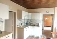 TRADITIONELLES STRECKHAUS MIT UNEINSICHTIGEM GARTEN UND ZWEI GARAGEN