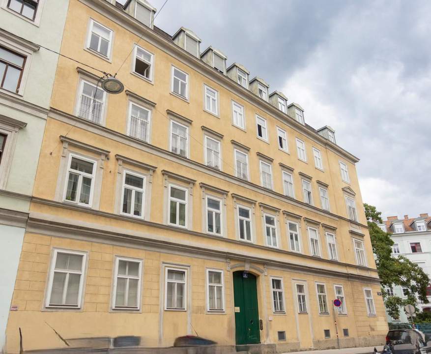 2-Zimmer-Altbauwohnung mit Gewölbedecken – mit optionalem AUTOSTELLPLATZ-voller Potenzial – im 2. Bezirk Karmeliterviertel