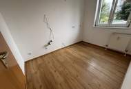 Seltene Gelegenheit in begehrter Lage! Gemütliche 2-Zimmer Wohnung mit bodentiefen Fenstern, praktischem Abstellraum UND kostengünstigem Parkplatz direkt vor der Haustüre!