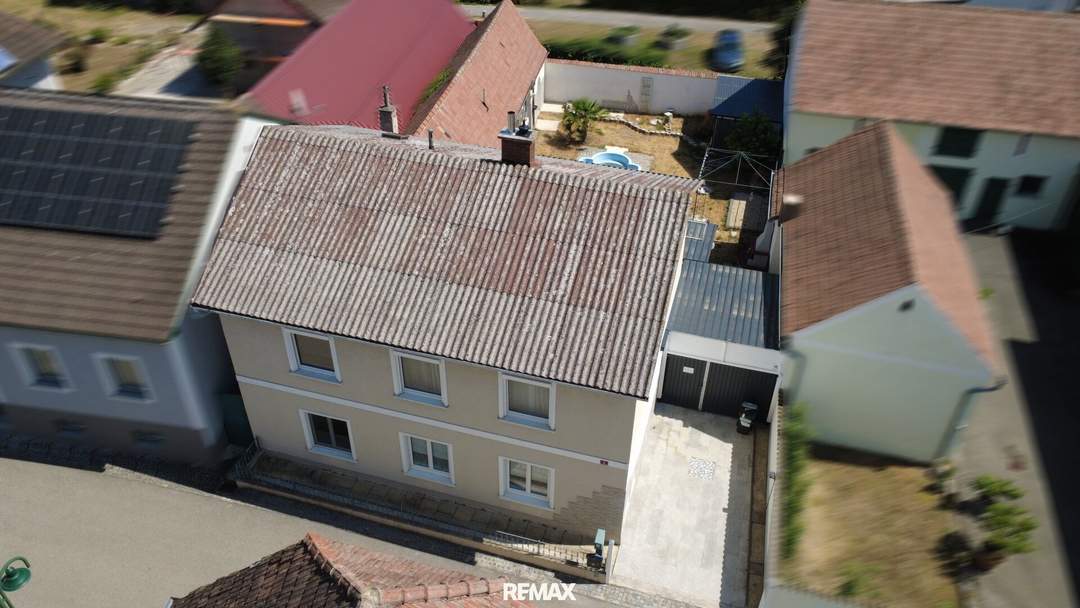 Geräumiges Einfamilienhaus mit Innenhof und Pool in Reichersdorf