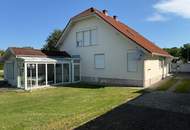 Villa mit Wintergarten und Nebengebäude