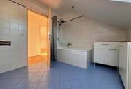 Helle 4-Zimmer-Dachgeschosswohnung mit Terrasse &amp; TG-Platz
