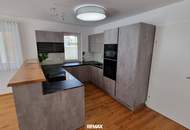 Neuwertige Doppelhaushälfte mit Carport und PV-Anlage in Reichersdorf