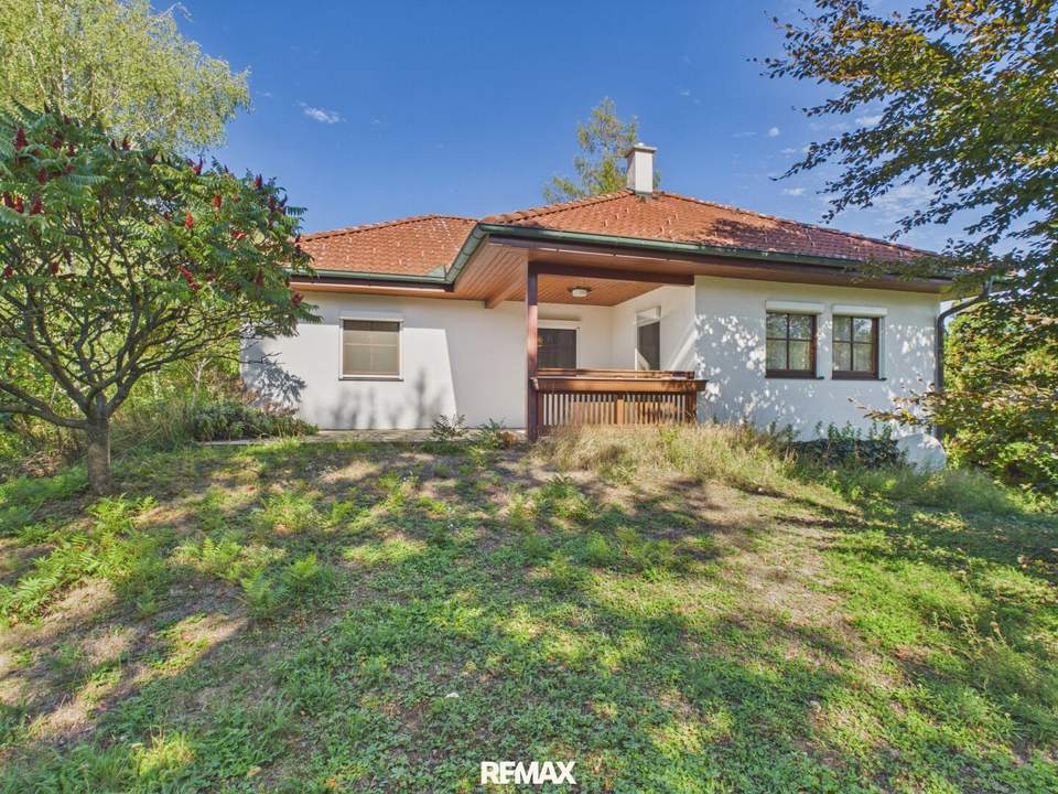 Charmantes Einfamilienhaus mit Terrasse, Garage und Kamin in Götzendorf, sanierungsbedürftig