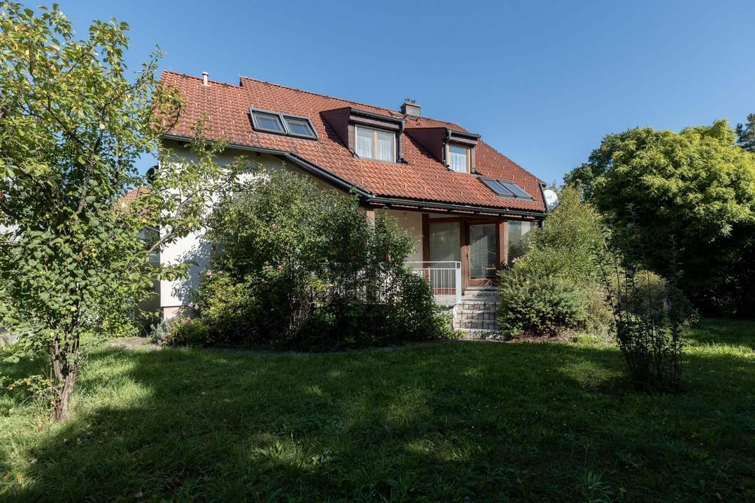 "Familienfreundliches Einfamilienhaus mit Wellnessbad, Sauna, Kachelofen, Fußbodenheizung, großem Garten und Doppelgarage in Tulln"