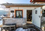 ENTZÜCKENDES KLEINFAMILIENHAUS MIT WEINKELLER / SCHÖNER GARTEN MIT TERRASSE, GRILLHÜTTE UND SCHUPFEN / VIEL POTENZIAL / RUHIGE SIEDLUNGSLAGE