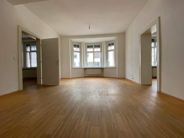 Geräumige 4,5-Zimmer-Wohnung mit Balkon - WG-tauglich - verfügbar ab September 2026