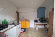 GROSSZÜGIGES LANDHAUS MIT GESCHLOSSENEM INNENHOF, WERKSTATT UND NEBENGEBÄUDEN IN PARADIESISCHER GRÜNRUHELAGE MIT MÖGLICHKEIT AUF STADEL UND KLEINE LANDWIRTSCHAFTLICHE FLÄCHE