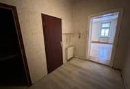 Renovierungsbedürftig: In direkter Fußnähe zur U6, leerstehende 2-Zimmer-Wohnung!