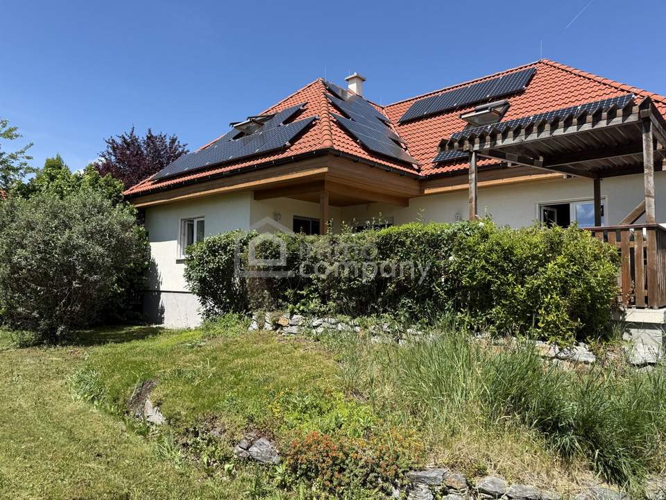 Raus aus der Stadt und lieber Wohnen im Grünen? Gepflegtes Einfamilienhaus mit Wellnessbereich, Photovoltaik mit großem Garten im Bezirk Neunkirchen - 1.268 m² Grundstück