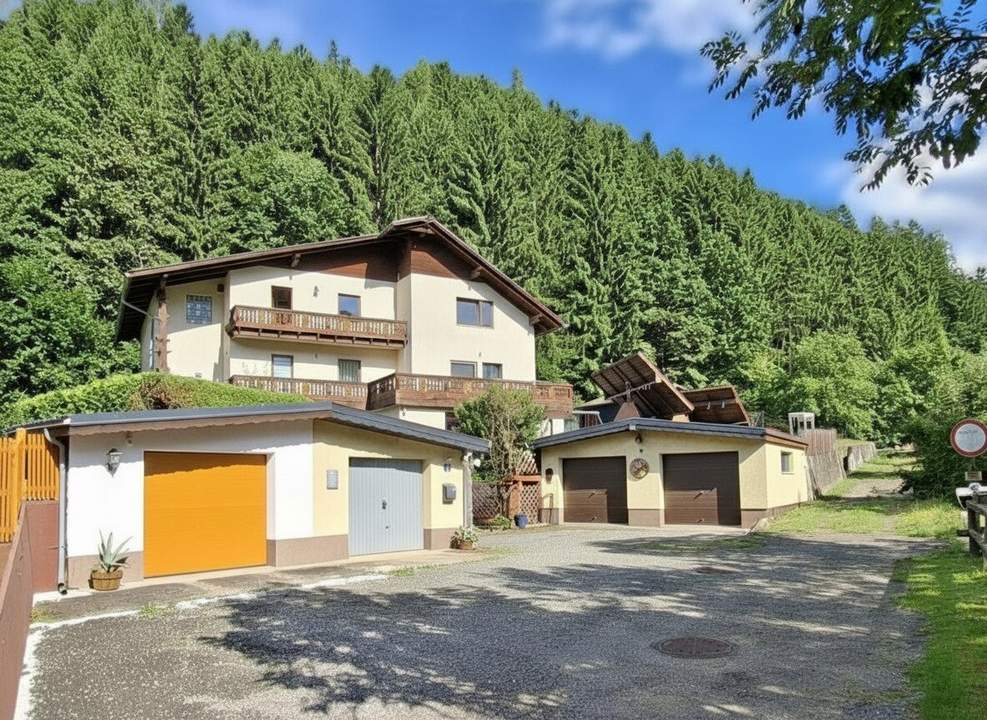 Großzügiges Wohnhaus mit Garagen für drei PKW, Sackgasse, Waldrandlage