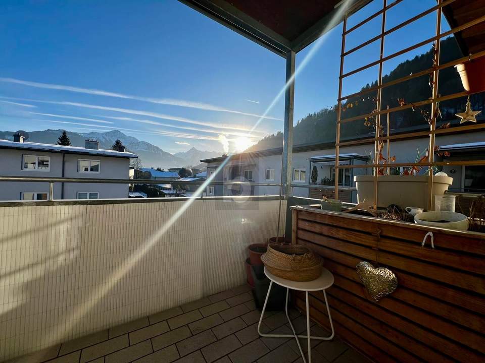 SUPER ZUSTAND MIT SONNIGEM BALKON IN RUHIGER LAGE + TIEFGARAGENPLATZ