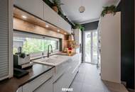 DOPPELHAUSHÄLFTE MIT GARTEN UND SALZWASSER-POOL