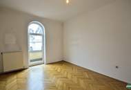 Schöner 2-Zimmer-Altbau mit hofseitigem Schlafzimmer und Balkon
