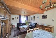 Älteres Dreigiebel- Wohnhaus samt zwei freistehenden Nebengebäuden sowie zwei Terrassen und großem Grundstück