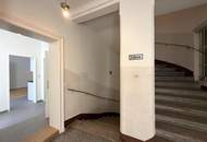 Kleine Wohnung mit Blick in den Innenhof // Tiny Apartment with view in the inner court yard //