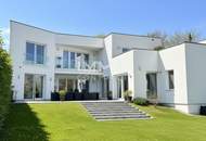 Zeitlose Architektur trifft Großzügigkeit - Designvilla mit Indoor-Pool und Einliegeroption