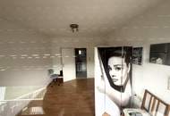 Viel barrierefreier Wohnraum, Platz für gemeinsame Werte und Indoor-Pool // Much barrier-free living-space, room for shared values, and indoor pool //