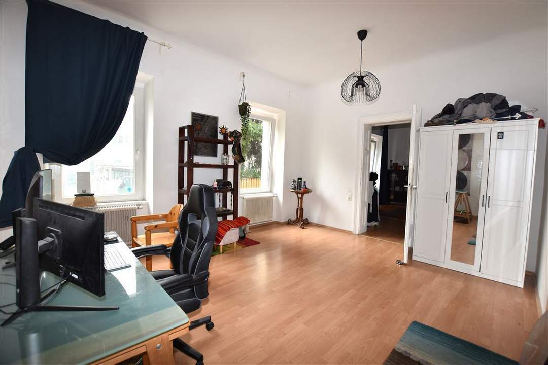 Renovierter Altbau mit großer Raumhöhe in Ruhelage