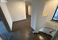 Teilsaniertes Einfamilienhaus mit großzügigem Nebengebäude