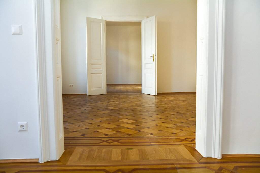 Großzügige Altbauwohnung mit kleinem Balkon in repräsentativen Stilaltbau