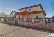 Stilvolle Villa mit gepflegtem Garten und großzügiger Garage