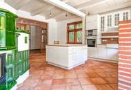 Grüne Oase in Prestige-Lage, Stilvilla mit ca. 1.600 m² Grund, Gästehaus, 2 Garagen und großem Pool