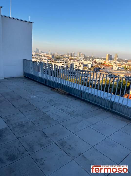 Wohnen, wo Wien durchatmet – außergewöhnliche 3-Zimmer-Terrassenwohnung am Laaerwald mit 52,3 m2 Dachterasse mit Weitblick über Wien