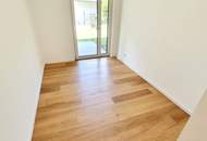 Barfuß ins Gras. Direkt vom Wohnzimmer aus. Den Sommer bereits im eigenen Garten verbringen! TOP Neubauwohnung mit viel Freiraum! Traumhafter Eigengarten + 3 Zimmer + Grün wohin das Auge reicht + Luftwärmepumpe!