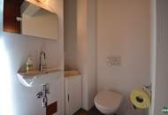 Flexibel gestaltbares Büro mit großen Glasfronten am Donaukanal