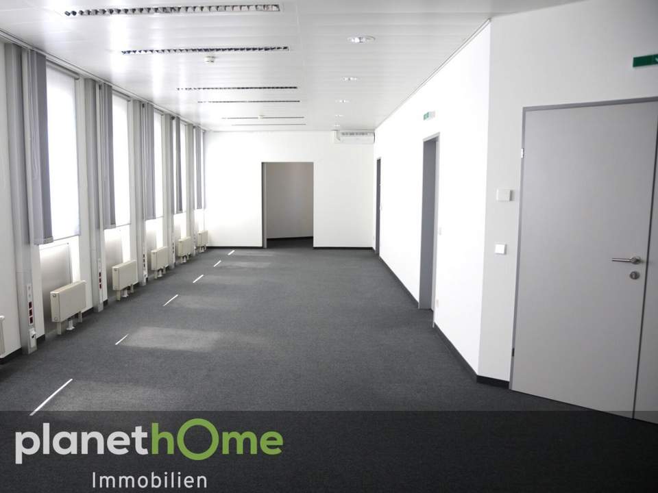 Ein helles Büro mit Klimagerät macht die Arbeit zum Vergnügen