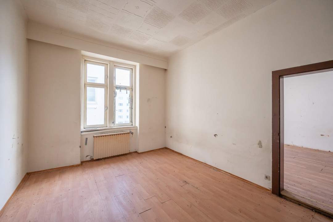 **Hannovermarkt** Renovation Opportunity: 3-Room Period Apartment with Approved Balcony and Airbnb Potentia