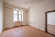 **Hannovermarkt** Renovation Opportunity: 3-Room Period Apartment with Approved Balcony and Airbnb Potentia