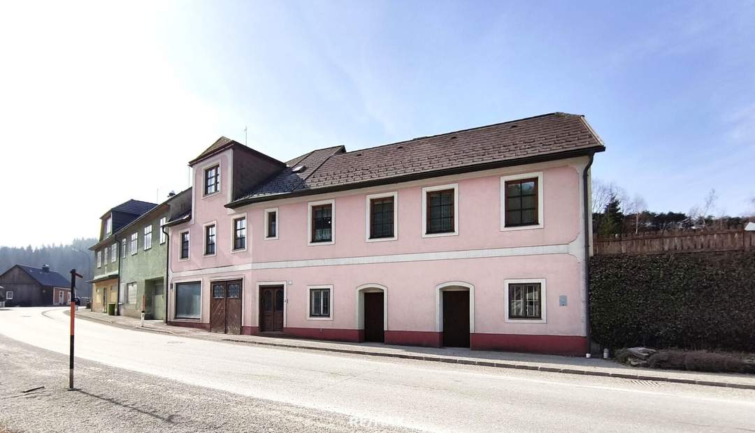 Mehrfamilienhaus mit 3 Wohneinheiten & Keller – zentral in Schönbach im Waldviertel