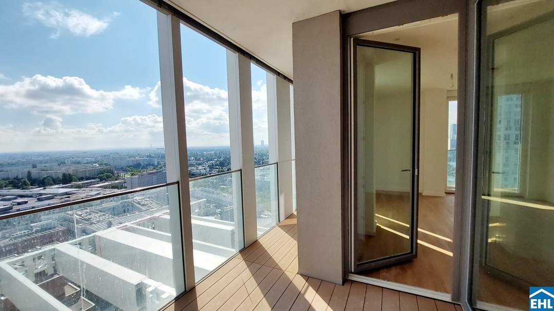 Wohnen mit Skyline-Flair – Rooftop Pool & Fitness bei der U1