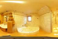 Gediegenes Stockhaus in grüner Umgebung