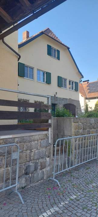 Vermiete Liegenschaft teilbar 1) Haus 157m² 2)Geschäftslokal (Praxis Gastro?, Kaffee? ect) 220m² 3)Lager derzeit mit Hochregalen 250m² 4)Lager- Geschäfts- oder Bürofläche 1.OG 234m² 5)Doppelgarage LKW-tauglich 49,40m² 6)Außenflächen und Parkplätze (Provisionsfrei)