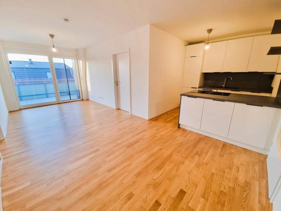 ERSTBEZUG: 4-Zimmer-DG-Wohnung mit West-Balkon und Carport