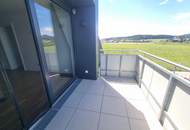 ERSTBEZUG: 4-Zimmer-DG-Wohnung mit West-Balkon und Carport