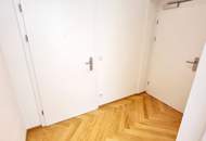 Ein Altbau, der verzaubert! Umfangreich und hochwertig sanierte Wohnschönheit mit großem Balkon und effizienter Erdwärme! Viel Privatsphäre + Viel Raum + Viel Grün!