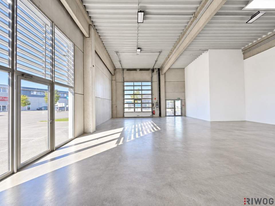 SHOWROOM / PRODUKTIONSFLÄCHE | Parkplätze vor der Türe | helle Ecklage | modernes Gelände