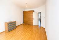 Teilrenovierungsbedürftige 2-Zimmer-Wohnung mit Balkon in urbaner Toplage