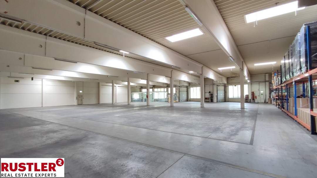 Große Hallenfläche mit Büro